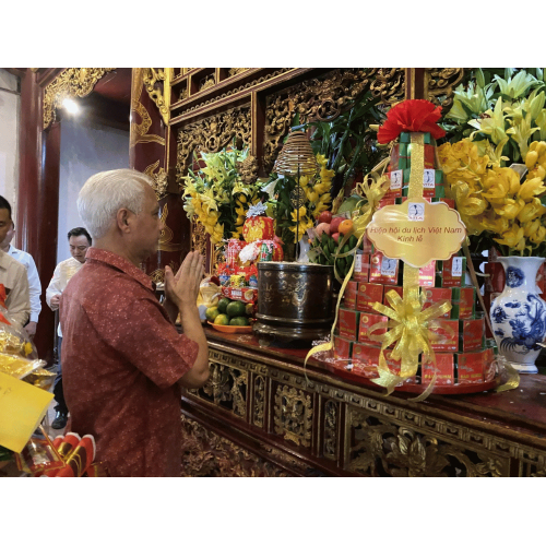 VCF đã tham gia nghi lễ thắp hương dâng lễ vật lên Vua Hùng